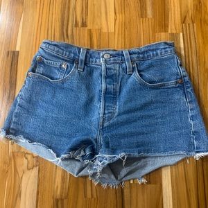Levi’s 501 women’s denim shorts medium wash